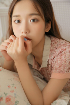 紧身牛仔裤美女